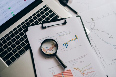 Profesional revisando un checklist de inversión